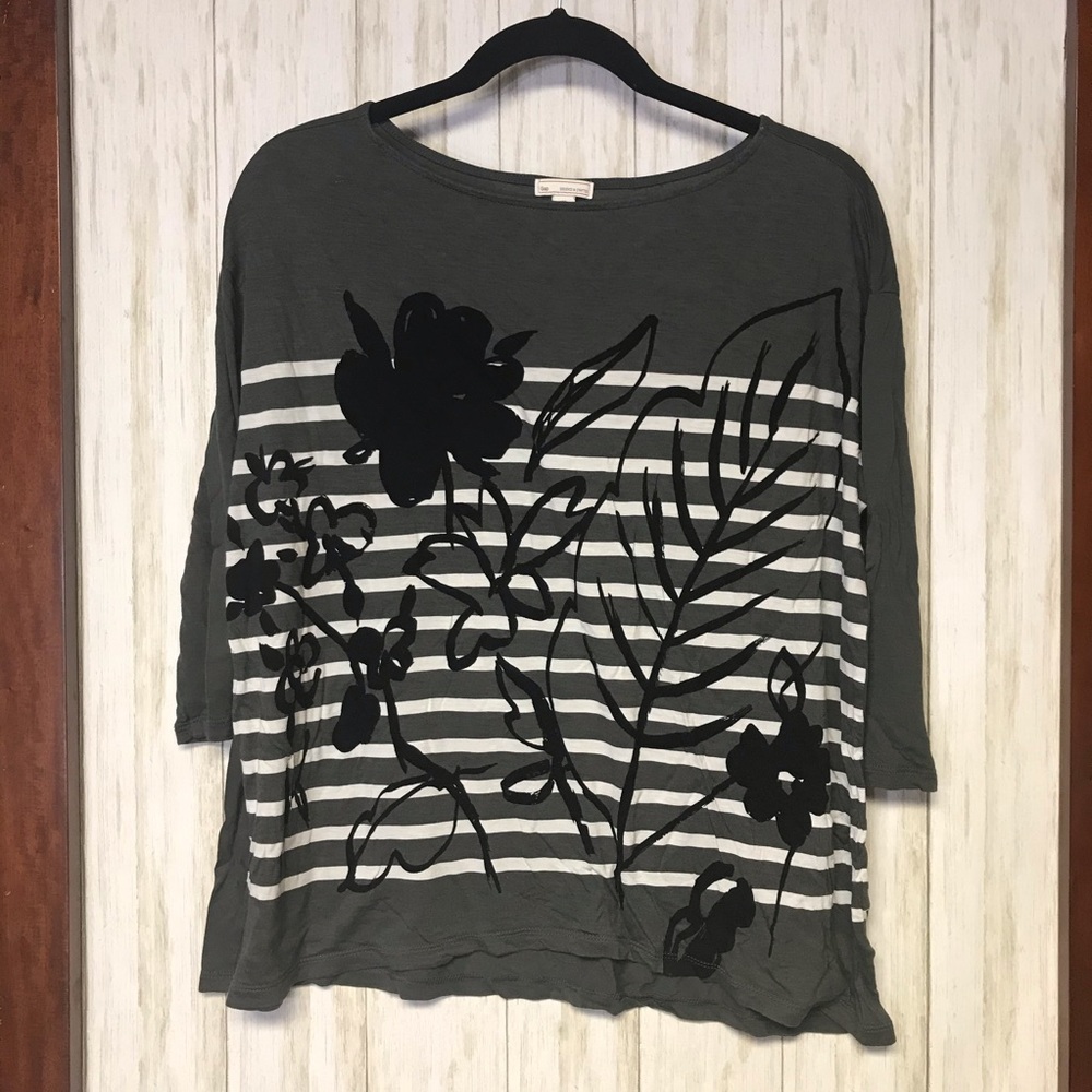 Gap Grey/Black/White Floral Top Size M